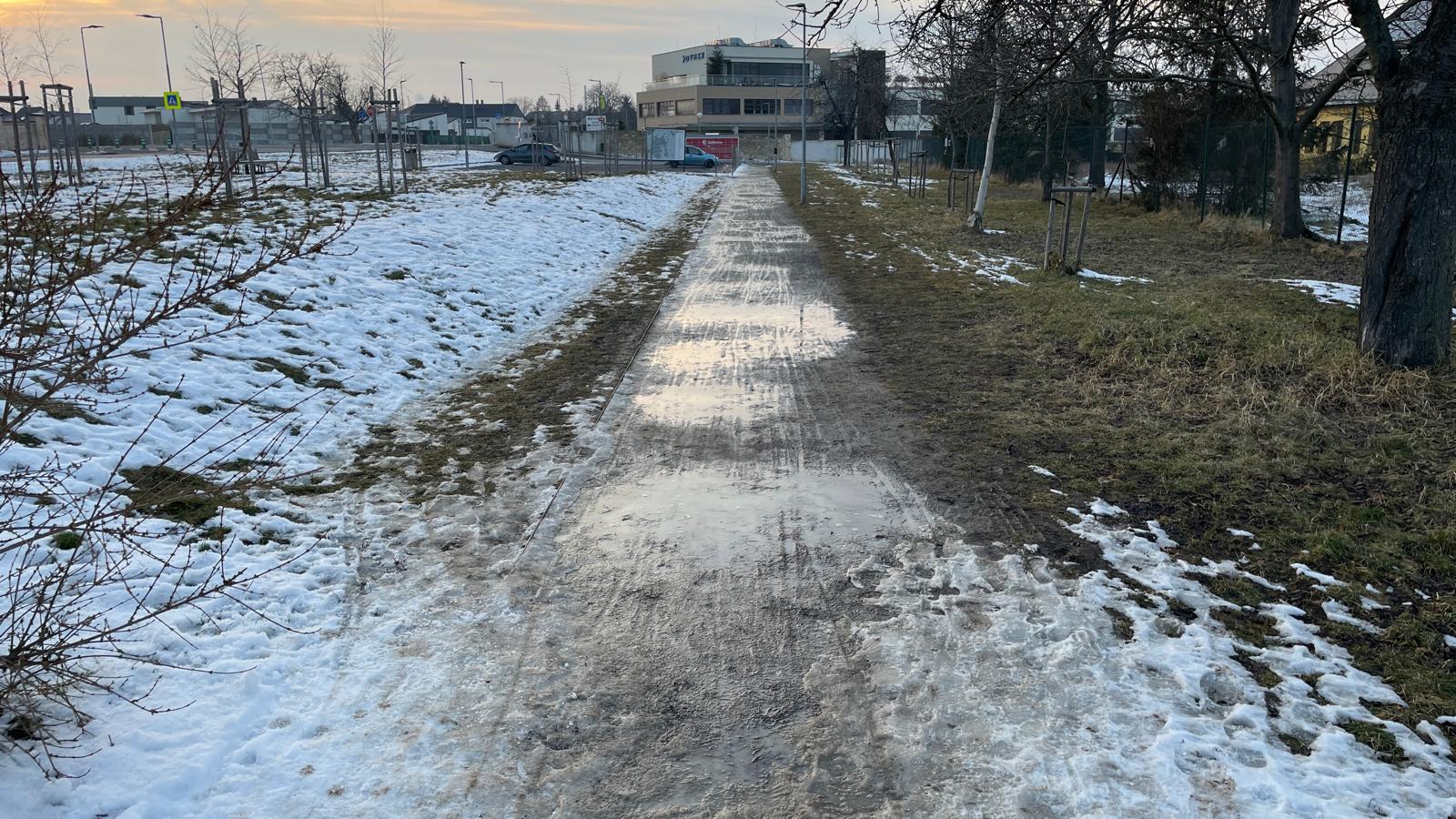 Rozblácená mlatová cesta z Ořešína k Dynexu